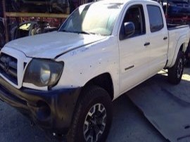 2008 TOYOTA TACOMA WHITE SR5 CREW CAB 4.0 AT 2WD.  Z24863